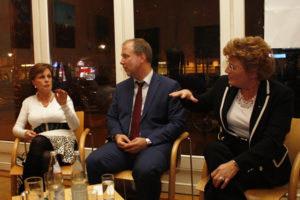 Von links: Karolin Leppert, Matthias Bannas und Sylvia Pantel MdB